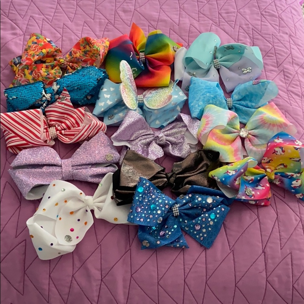 Jojo bows lot!